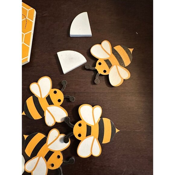 Bee themed decorations - 10 pieces plus twine - new in box - Picture 3 of 6
